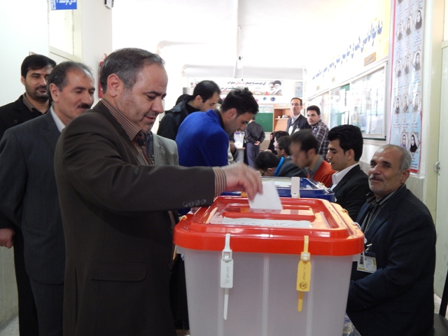 فرماندار خدابنده رأی خود را به صندوق انداخت/152 شعبه اخذ رای در شهرستان خدابنده وجود دارد