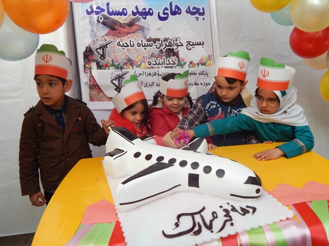 برگزاری همایش مهد مساجد و پخت کیک انقلاب در دهه فجر در خدابنده+تصاویر