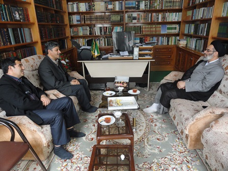دیدار مدیر عامل کارخانه سیمان زنجان با امام جمعه شهر قیدار