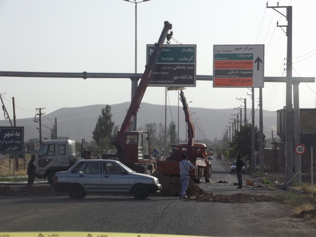 نصب تابلو راهنمای مسیر دروازه ای در خدابنده+تصاویر
