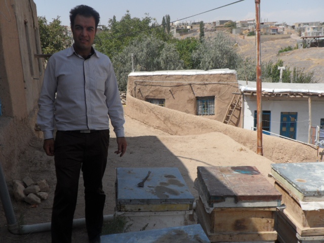 مردی از خطه خدابنده که در حیاط کوچک خانه خود اقتصاد مقاومتی را معنا کرد/دلالان حق ما را می خورند