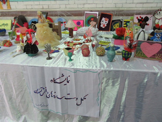 برپائی نمایشگاه نقاشی و دست سازه های دانش آموزان در دهه فجر در خدابنده+تصاویر