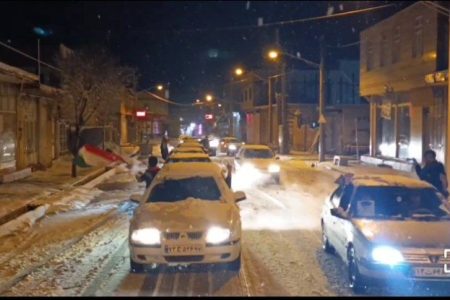 بیعت مردم خدابنده با رهبر انقلاب در زیر بارش برف