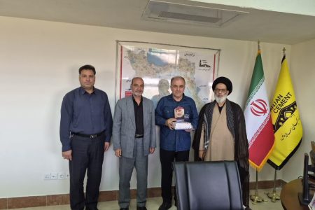 تجلیل از مدیر نمونه تولید در ایام جنگ سوم در خدابنده